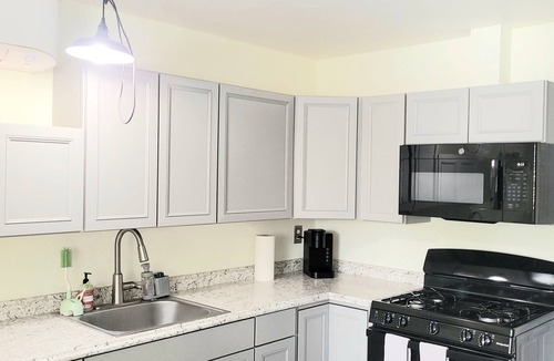 City Center Medford Cottage | Sherman Lofthouse~Old East Medford~Walkable to Downtown
