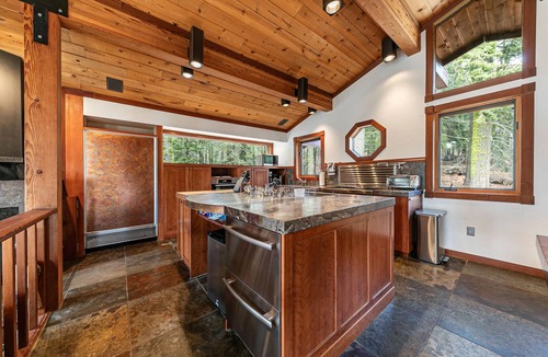 Twin Peaks House | Sherwood Chalet - Luxury 3 BR w Private Hot Tub - Summer Lease Available!