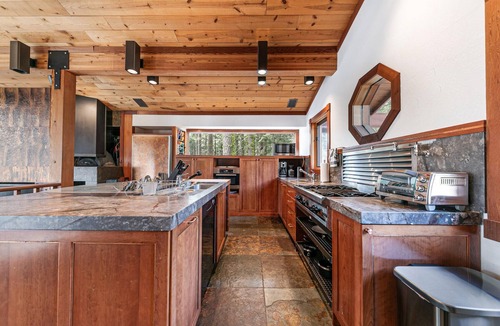 Twin Peaks House | Sherwood Chalet - Luxury 3 BR w Private Hot Tub - Summer Lease Available!
