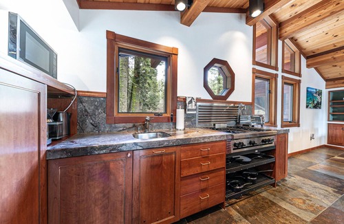 Twin Peaks House | Sherwood Chalet - Luxury 3 BR w Private Hot Tub - Summer Lease Available!