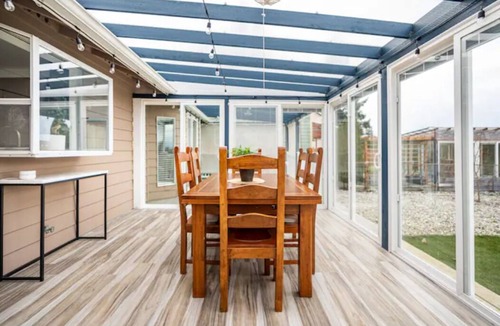 Murphys Corner House | Shiny Rambler House with a Spacious Solarium.