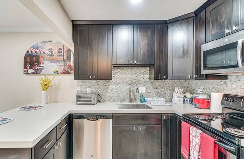 Pleasanton Condo | Shop, Hike & Sip Wine: Pleasanton Gem w/Balcony!