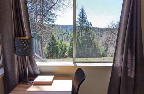 Glencoe House | Sierra Foothills Getaway - beautiful deck & views!