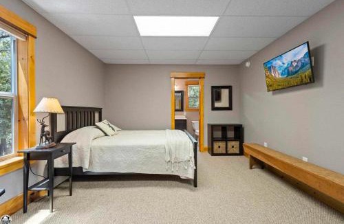 Tuolumne County House | Sierra Haus Cottage with Private Lake Access