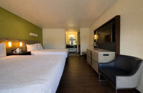 Munras Avenue Hotel | Signature 2 Queen Room - Spacious Layout - Sleeps 4