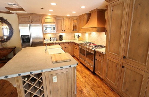 Mammoth Lakes Condo | Silver Bear #36 -Steps to Canyon Lodge! Luxurious & Fully Updated, 2 Bedroom/2 Bath Condo