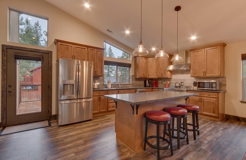 Y Area House | Silver Pines - Private home on the Meadow