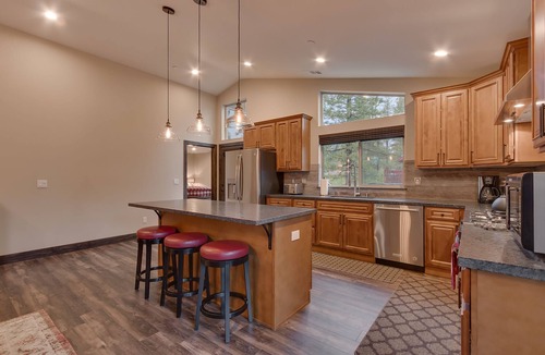 Y Area House | Silver Pines - Private home on the Meadow