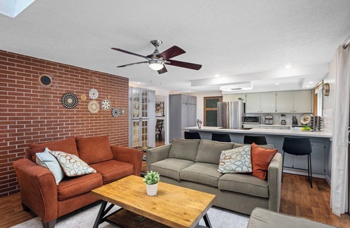 Milwaukie House | Single Level Home w/Fully Fenced Backyard and BBQ