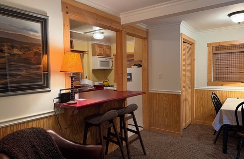 Al Tahoe Cabin | Single story cabin in historic neighborhood, walk to eateries & lake. Fast WiFi.