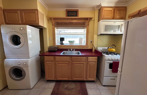 Al Tahoe Cabin | Single story cabin in historic neighborhood, walk to eateries & lake. Fast WiFi.