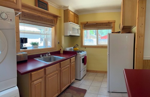 Al Tahoe Cabin | Single story cabin in historic neighborhood, walk to eateries & lake. Fast WiFi.