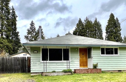 Oakridge House | Singletrack Shack Remodeled home in the center of Oakridge