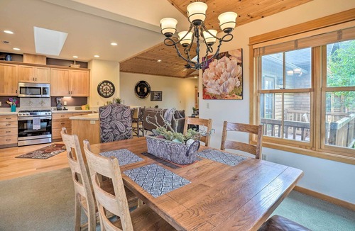 Sisters Condo | Sisters Getaway w/Hot Tub ~ Half-Mi to Dtwn!