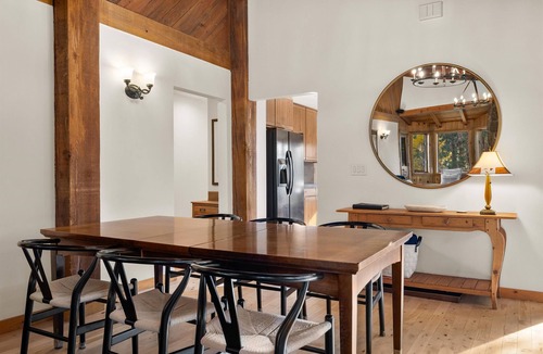 Sisters House | Sisters, OR Lodge – Pickleball, Private Creek, Hot Tub & Mt Views on 8.5 Acres