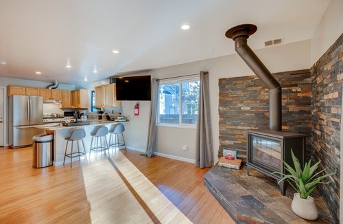 Christmas Valley House | Ski & Board in South Lake Tahoe! Updated Home