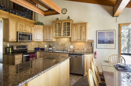 Mammoth Lakes Condo | SKI IN/OUT On the Mtn. above Cyn Ldge, Slps 8, Dlx Great Location for skilled