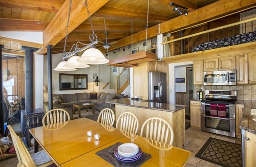 Mammoth Lakes Condo | SKI IN/OUT On the Mtn. above Cyn Ldge, Slps 8, Dlx Great Location for skilled
