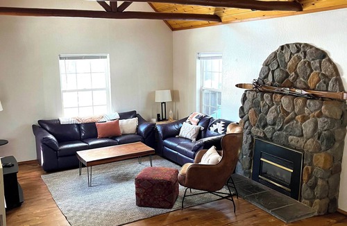 Bijou Pines Cabin | Ski Lease 2025: 3 bedroom Bijou Cabin