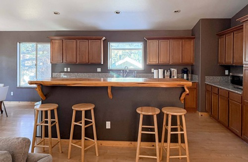 Tahoe Paradise House | Ski-ready Tahoe cabin with mountain views, close to downtown, jetted tub, wifi