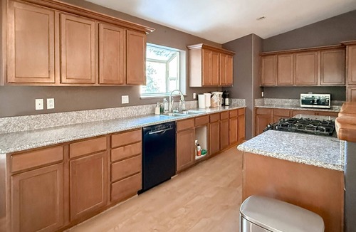 Tahoe Paradise House | Ski-ready Tahoe cabin with mountain views, close to downtown, jetted tub, wifi