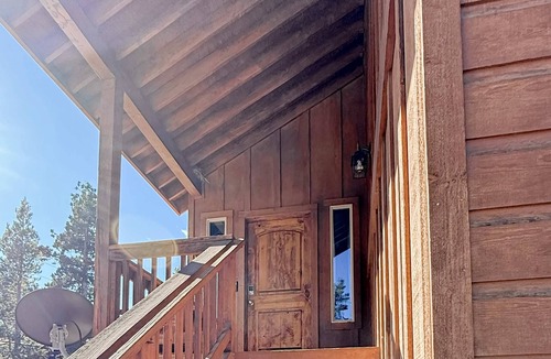 Tahoe Paradise House | Ski-ready Tahoe cabin with mountain views, close to downtown, jetted tub, wifi