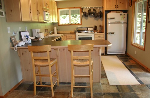 Hyak Cabin | Ski, snowboard, snowshoe, or just relax in the mountains away from the city.