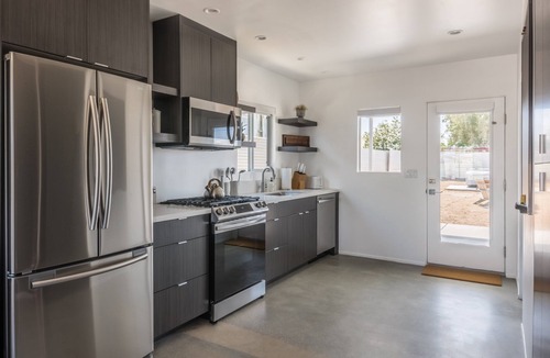 Joshua Tree House | Skull Rock Cottage - Walk to Town & Hot Tub, Star Gazing!