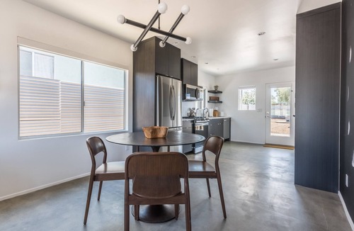 Joshua Tree House | Skull Rock Cottage - Walk to Town & Hot Tub, Star Gazing!