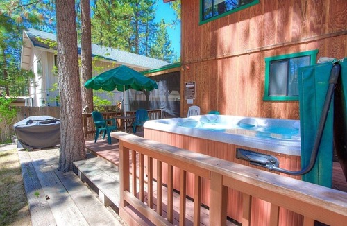 Al Tahoe House | Sky Chalet 3 Bedroom Cabin by RedAwning