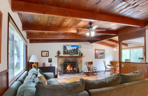 Oakhurst Cottage | Sky Ranch Cottages - Red Door