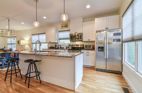East End - Valley Street House | Skyloft – Walkable to downtown AVL, Family Friendly and two decks