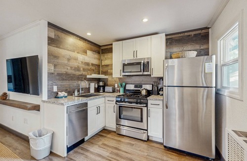 Lakeside Park Cabin | Sleek Bungalow with Hot Tub | 3 Blocks to Heavenly Gondola, 12 Mins to Beach