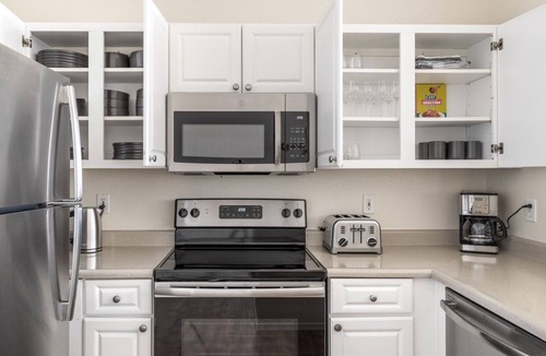 Central District Apartment | Sleek Fremont 2BR w/ W/D, Pool, Gym, Parking, walk to BART, by Blueground