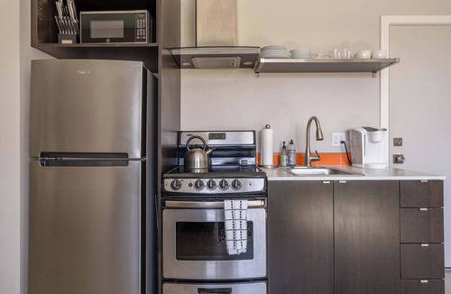 Belmont Apartment | Sleek Studio - Food Cart Row & Vintage Shops