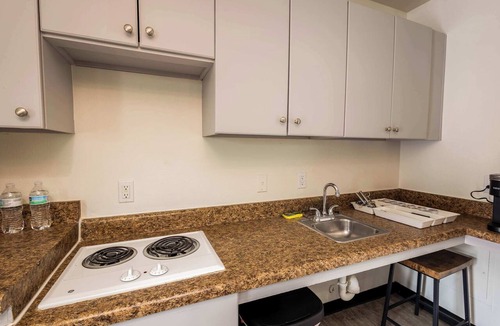 Tolleson Apartment | Sleek Tolleson Studio | Gym & Pool