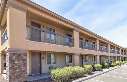 Tolleson Apartment | Sleek Tolleson Studio | Gym & Pool