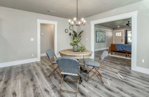 Raisin House | Sleeps 12 (w/Bunk Beds) : Pink Door Dream Home!