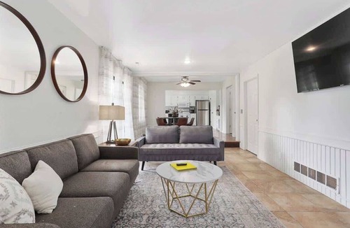 Olathe House | Sleeps 13 with 5 Bedrooms King Beds
