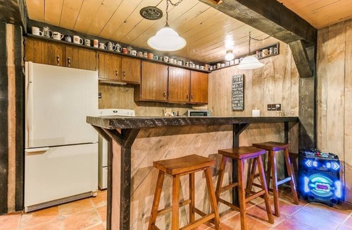 Webster City House | Sleeps 16 | Pool+Hot Tub+Game Room | 3 Kings