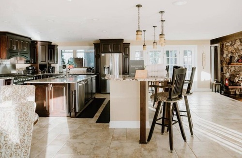 Webster City House | Sleeps 16 | Pool+Hot Tub+Game Room | 3 Kings