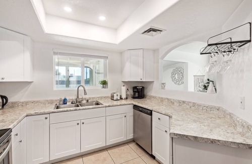 Parkwood Ranch House | Sleeps 8, Freeway access, near shopping and dining