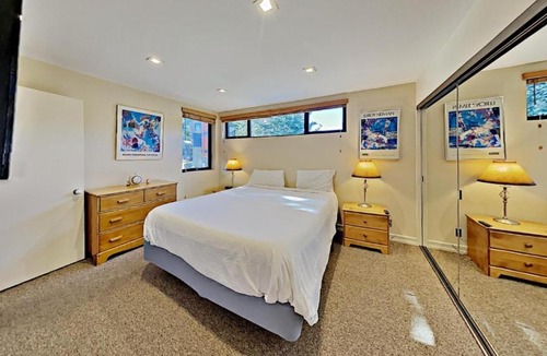 Mammoth Lakes Apartment | Slopeside Four Bedroom Homes at 1849 Condos - Free Wifi & Parking!