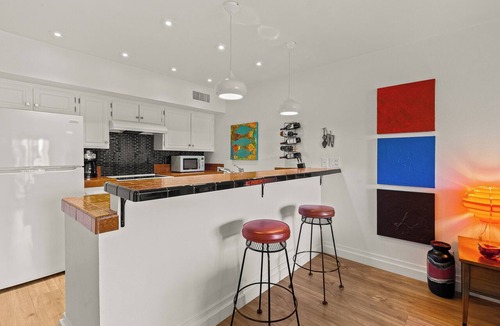 Twin Palms Condo | Smoketree Original: Contemporary Condo Next to Smoke Tree Shopping Center