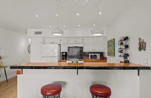 Twin Palms Condo | Smoketree Original: Contemporary Condo Next to Smoke Tree Shopping Center