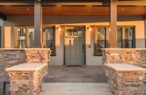 Downtown Cottage | SNOW BIRDS Monthly discounts available! 4 bed remodeled stunning bungalow!