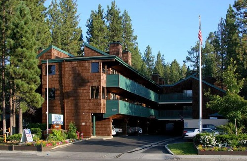 Big Bear Lake Hotel | Snow Lake Lodge - Heated Outdoor Pool and Hot Tub