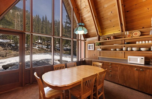 Alpine Meadows House | Snowy Paws Alpine Meadows - Ski Shuttle- Dog OK - Close to Slopes - Amazing Views