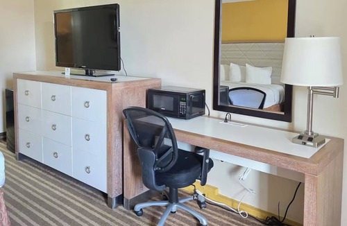 Downtown Chattanooga Hotel | Snug Room with Parking – Near Chattanooga’s Top Attractions