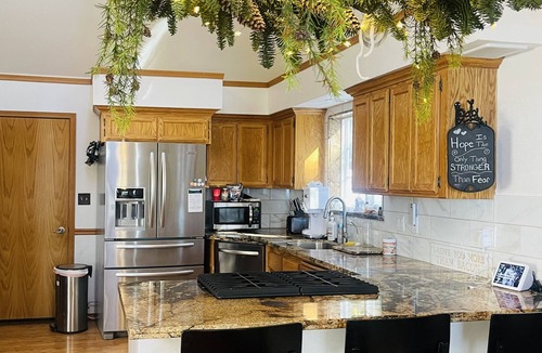 East Shore House | So many opportunities here: Wedding parties!Bachelorettes!Bachelors! Family fun!